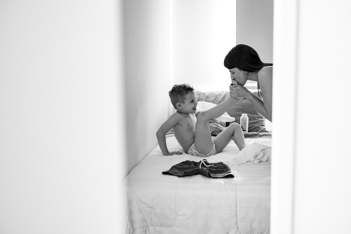 Retrato em preto e branco de mãe e filho, mostrando sua forte conexão emocional e a intimidade do relacionamento familiar.
