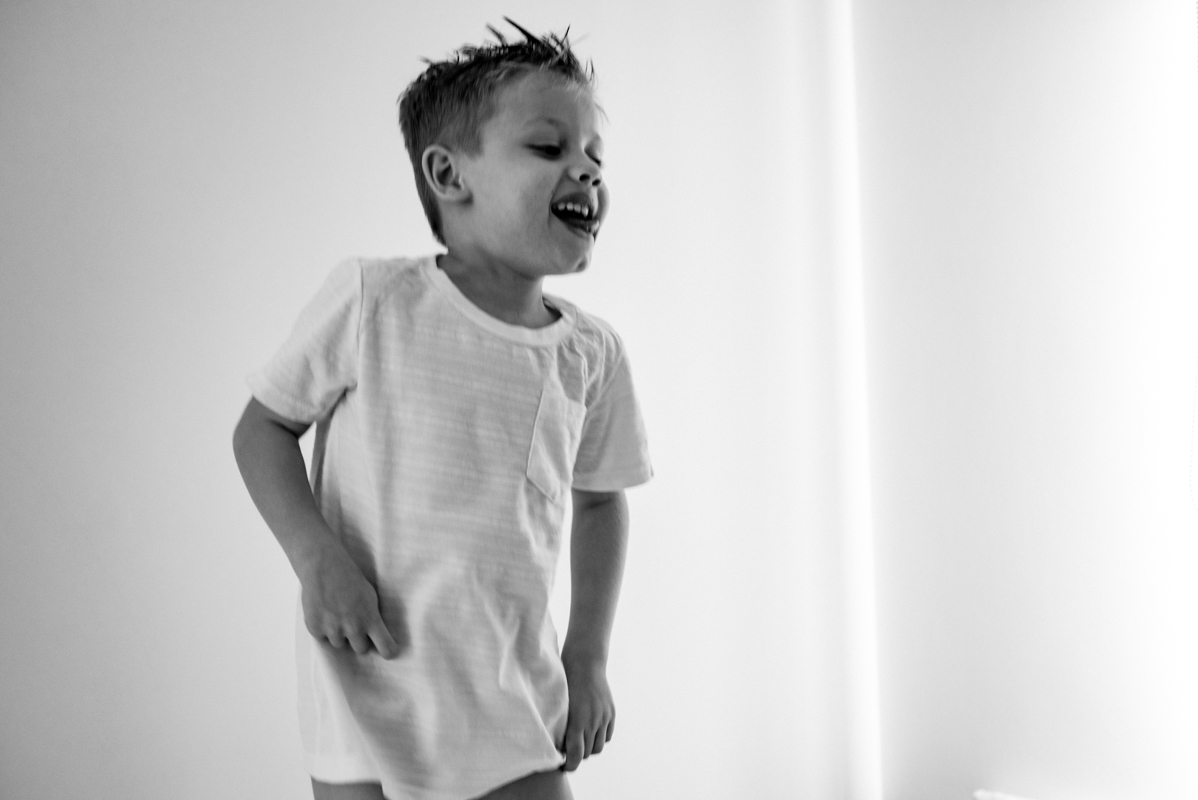 Garoto brincando com um brinquedo, absorvido no momento, Garoto brincando com um brinquedo, absorvido no momento, capturando a concentração e a energia de uma criança em casa.