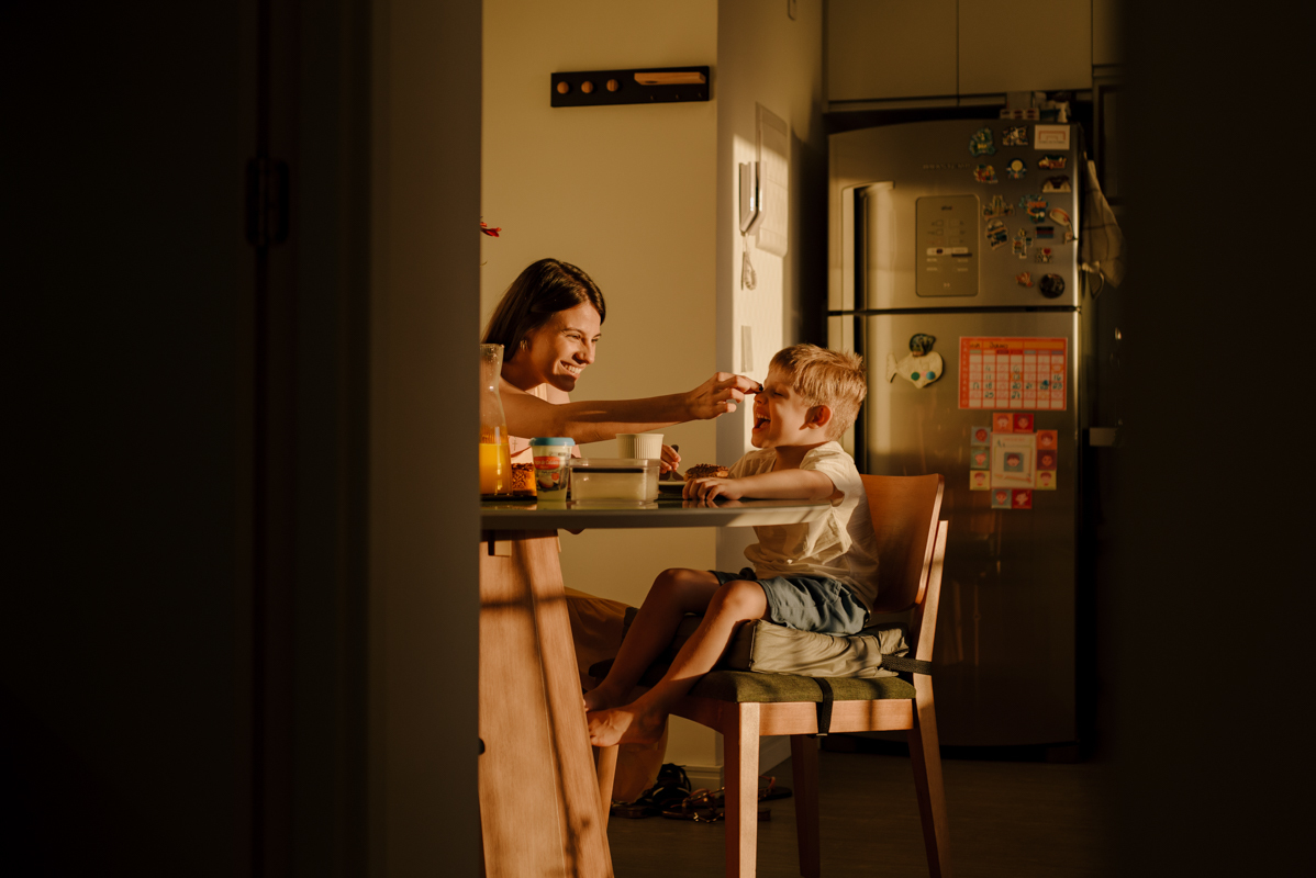 Família reunida à mesa de jantar, criando memórias ao redor da refeição, um reflexo do amor e união familiar no cotidiano.