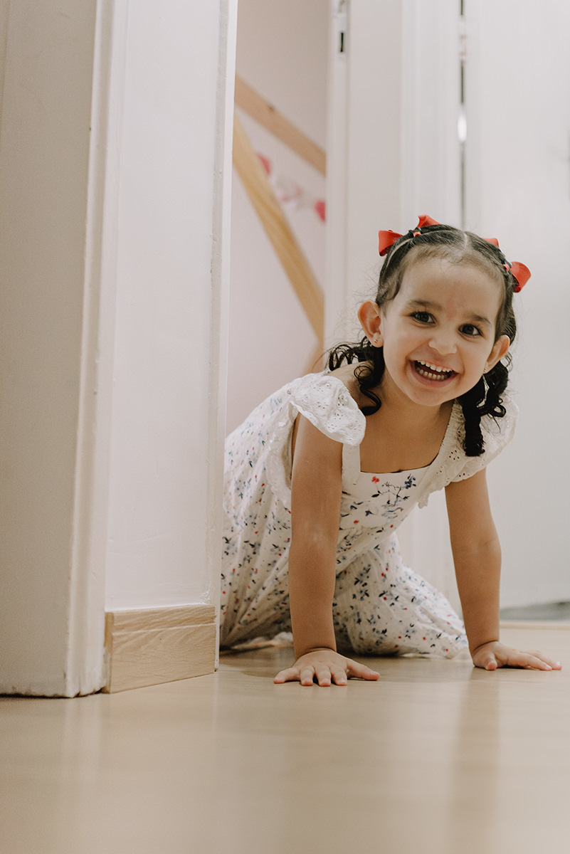 Fotografia de família lifestyle em São Paulo. Momentos espontâneos, conexão e memórias afetivas em casa. Sorrisos da Laurinha, carinho de Letícia e André, capturados com naturalidade. Cotidiano transformado em lembrança única que o tempo não apaga.