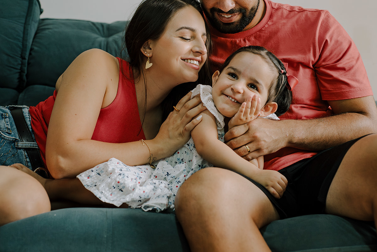 Fotografia de família lifestyle em São Paulo. Momentos espontâneos, conexão e memórias afetivas em casa. Sorrisos da Laurinha, carinho de Letícia e André, capturados com naturalidade. Cotidiano transformado em lembrança única que o tempo não apaga.