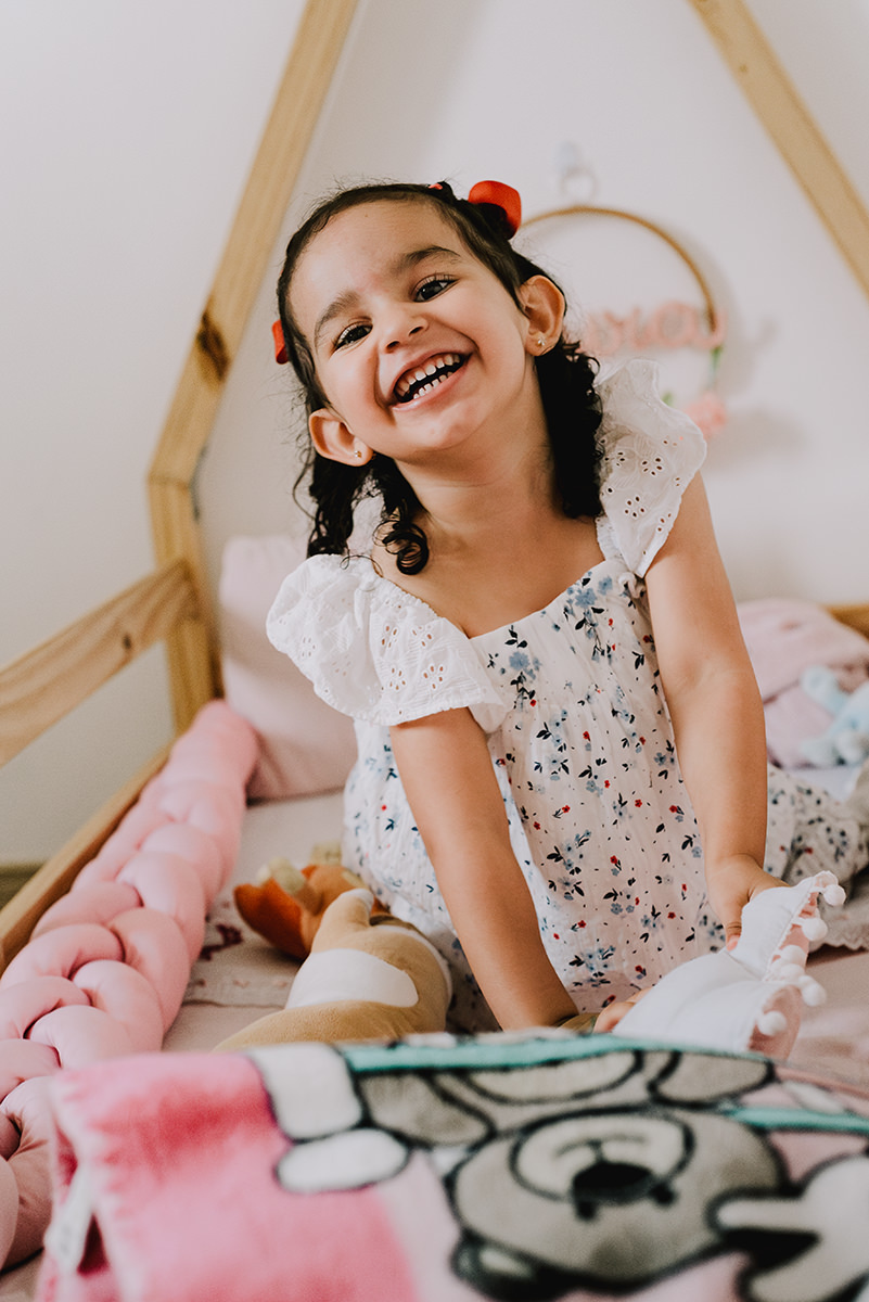 Fotografia de família lifestyle em São Paulo. Momentos espontâneos, conexão e memórias afetivas em casa. Sorrisos da Laurinha, carinho de Letícia e André, capturados com naturalidade. Cotidiano transformado em lembrança única que o tempo não apaga.