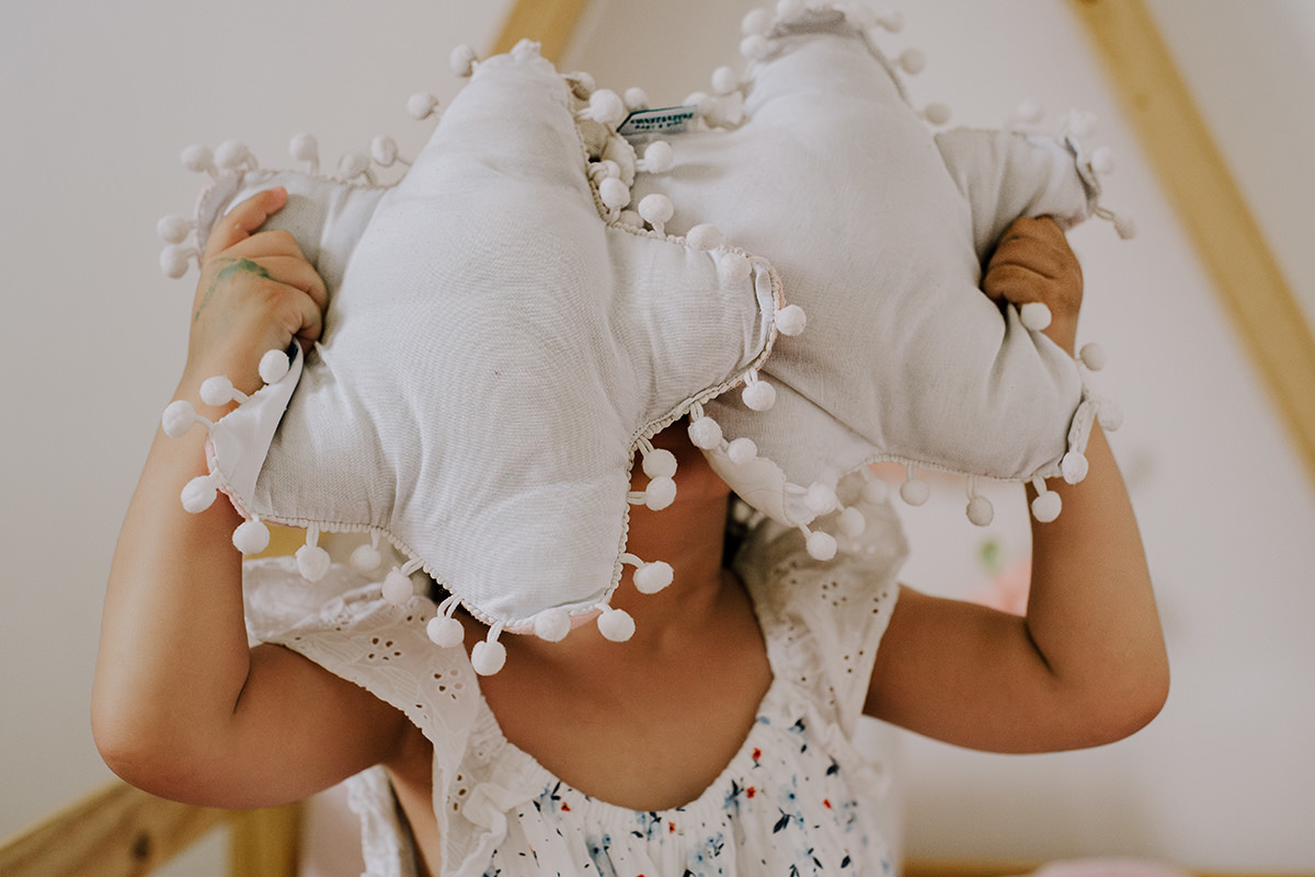 Fotografia de família lifestyle em São Paulo. Momentos espontâneos, conexão e memórias afetivas em casa. Sorrisos da Laurinha, carinho de Letícia e André, capturados com naturalidade. Cotidiano transformado em lembrança única que o tempo não apaga.