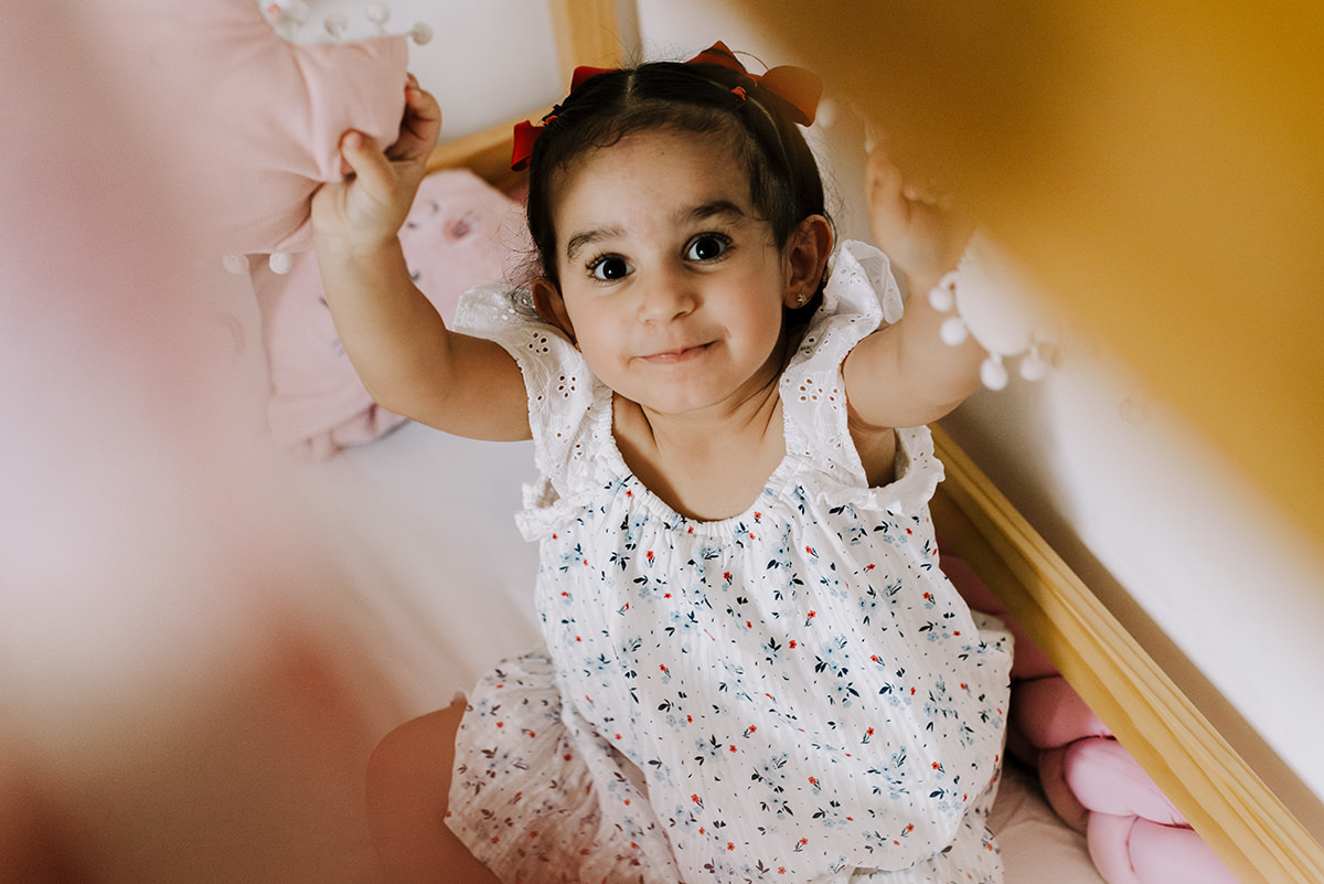 Fotografia de família lifestyle em São Paulo. Momentos espontâneos, conexão e memórias afetivas em casa. Sorrisos da Laurinha, carinho de Letícia e André, capturados com naturalidade. Cotidiano transformado em lembrança única que o tempo não apaga.