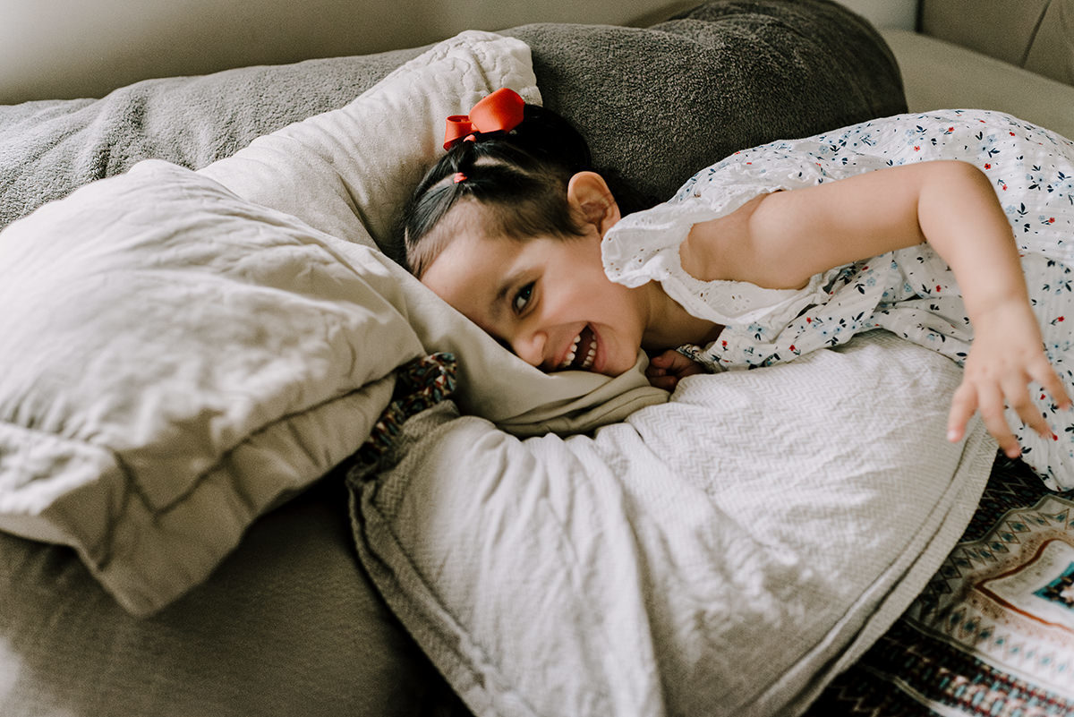 Fotografia de família lifestyle em São Paulo. Momentos espontâneos, conexão e memórias afetivas em casa. Sorrisos da Laurinha, carinho de Letícia e André, capturados com naturalidade. Cotidiano transformado em lembrança única que o tempo não apaga.