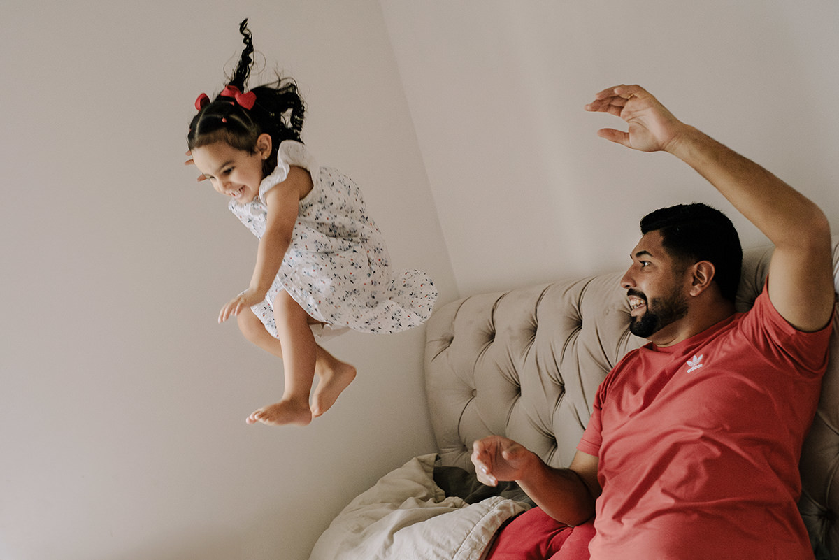 Fotografia de família lifestyle em São Paulo. Momentos espontâneos, conexão e memórias afetivas em casa. Sorrisos da Laurinha, carinho de Letícia e André, capturados com naturalidade. Cotidiano transformado em lembrança única que o tempo não apaga.