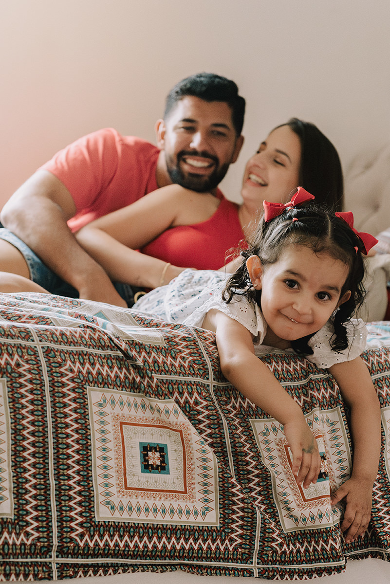 Fotografia de família lifestyle em São Paulo. Momentos espontâneos, conexão e memórias afetivas em casa. Sorrisos da Laurinha, carinho de Letícia e André, capturados com naturalidade. Cotidiano transformado em lembrança única que o tempo não apaga.