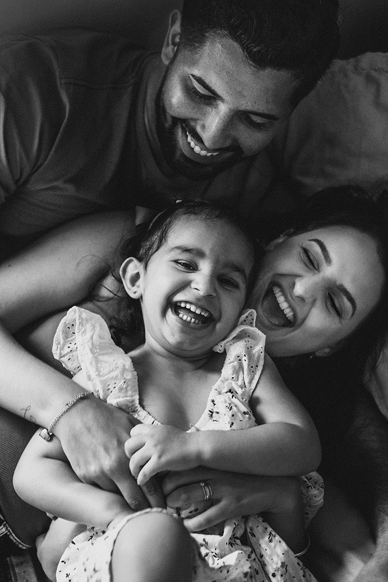 Fotografia de família lifestyle em São Paulo. Momentos espontâneos, conexão e memórias afetivas em casa. Sorrisos da Laurinha, carinho de Letícia e André, capturados com naturalidade. Cotidiano transformado em lembrança única que o tempo não apaga.