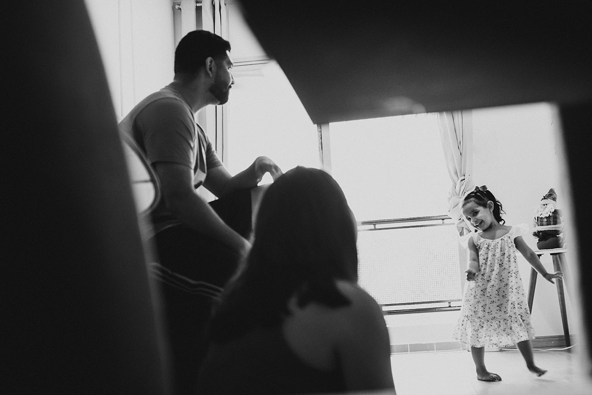 Fotografia de família lifestyle em São Paulo. Momentos espontâneos, conexão e memórias afetivas em casa. Sorrisos da Laurinha, carinho de Letícia e André, capturados com naturalidade. Cotidiano transformado em lembrança única que o tempo não apaga.