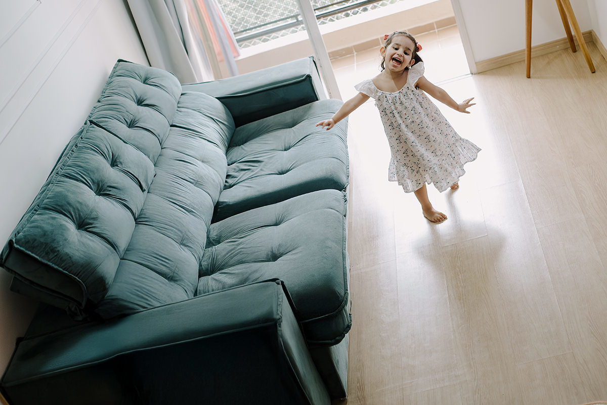 Fotografia de família lifestyle em São Paulo. Momentos espontâneos, conexão e memórias afetivas em casa. Sorrisos da Laurinha, carinho de Letícia e André, capturados com naturalidade. Cotidiano transformado em lembrança única que o tempo não apaga.