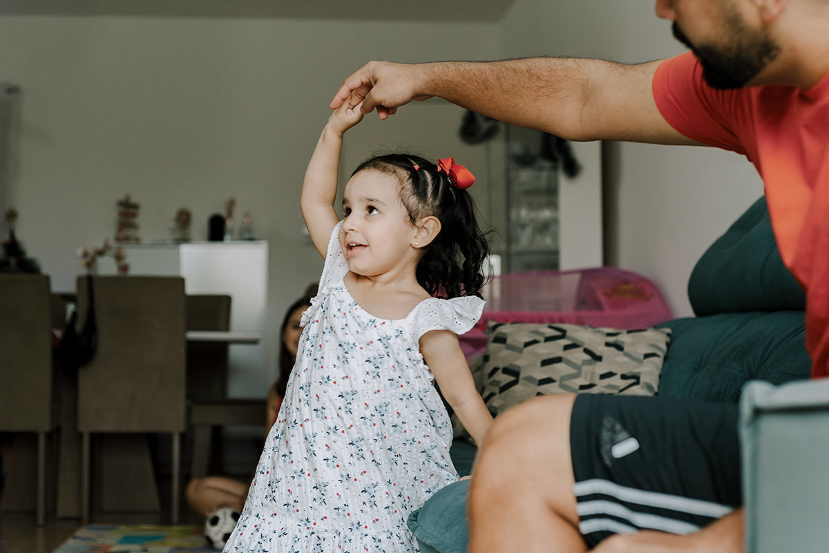 Fotografia de família lifestyle em São Paulo. Momentos espontâneos, conexão e memórias afetivas em casa. Sorrisos da Laurinha, carinho de Letícia e André, capturados com naturalidade. Cotidiano transformado em lembrança única que o tempo não apaga.