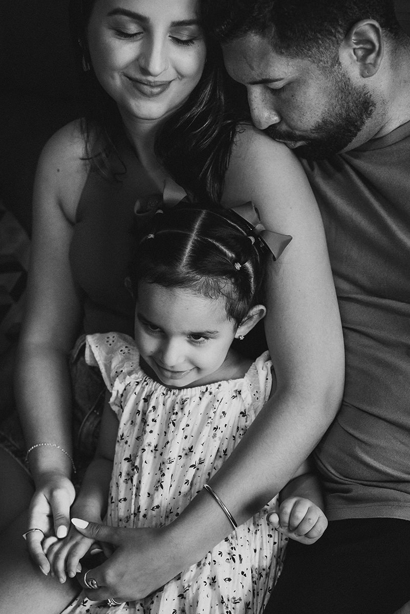 Fotografia de família lifestyle em São Paulo. Momentos espontâneos, conexão e memórias afetivas em casa. Sorrisos da Laurinha, carinho de Letícia e André, capturados com naturalidade. Cotidiano transformado em lembrança única que o tempo não apaga.