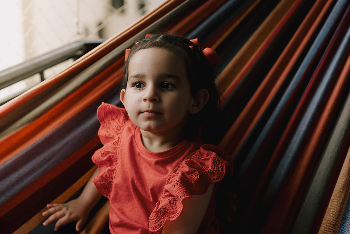 Fotografia de família lifestyle em São Paulo. Momentos espontâneos, conexão e memórias afetivas em casa. Sorrisos da Laurinha, carinho de Letícia e André, capturados com naturalidade. Cotidiano transformado em lembrança única que o tempo não apaga.