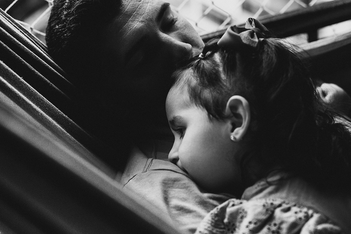 Fotografia de família lifestyle em São Paulo. Momentos espontâneos, conexão e memórias afetivas em casa. Sorrisos da Laurinha, carinho de Letícia e André, capturados com naturalidade. Cotidiano transformado em lembrança única que o tempo não apaga.