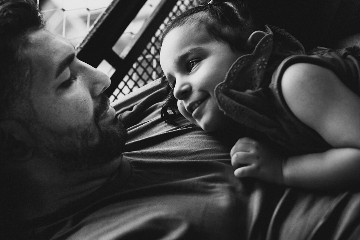 Fotografia de família lifestyle em São Paulo. Momentos espontâneos, conexão e memórias afetivas em casa. Sorrisos da Laurinha, carinho de Letícia e André, capturados com naturalidade. Cotidiano transformado em lembrança única que o tempo não apaga.