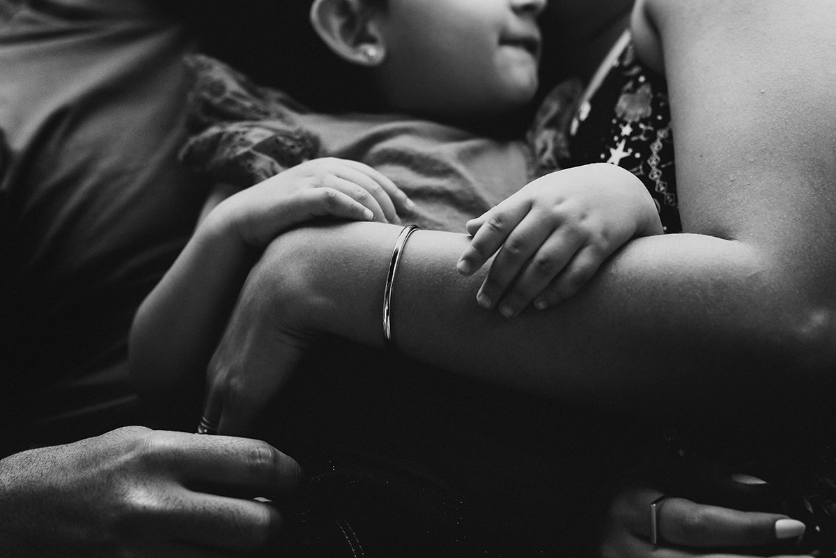 Fotografia de família lifestyle em São Paulo. Momentos espontâneos, conexão e memórias afetivas em casa. Sorrisos da Laurinha, carinho de Letícia e André, capturados com naturalidade. Cotidiano transformado em lembrança única que o tempo não apaga.