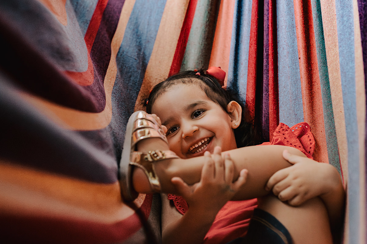 Fotografia de família lifestyle em São Paulo. Momentos espontâneos, conexão e memórias afetivas em casa. Sorrisos da Laurinha, carinho de Letícia e André, capturados com naturalidade. Cotidiano transformado em lembrança única que o tempo não apaga.
