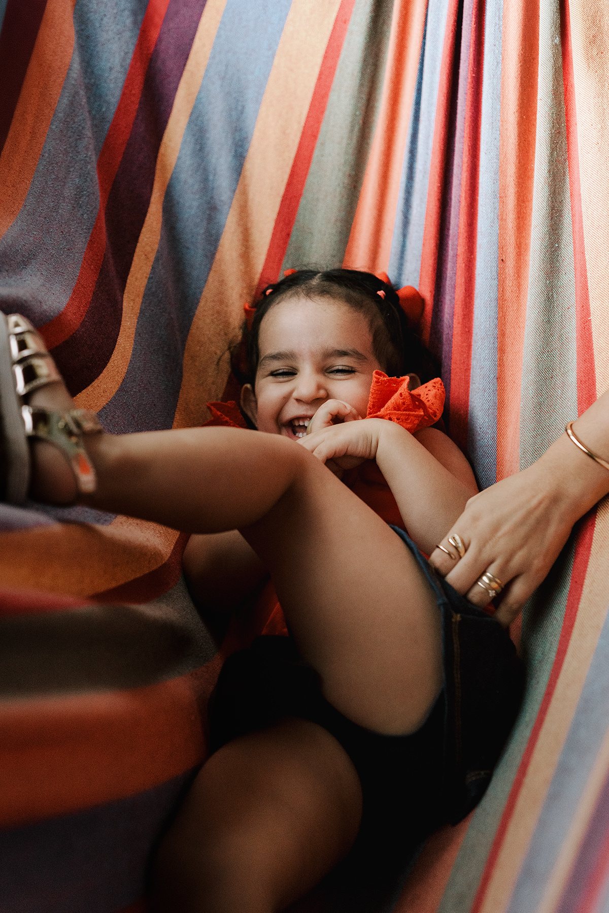 Fotografia de família lifestyle em São Paulo. Momentos espontâneos, conexão e memórias afetivas em casa. Sorrisos da Laurinha, carinho de Letícia e André, capturados com naturalidade. Cotidiano transformado em lembrança única que o tempo não apaga.