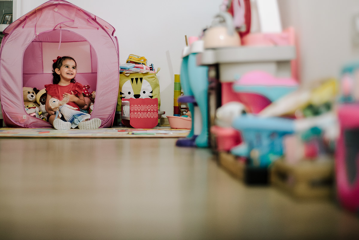 Fotografia de família lifestyle em São Paulo. Momentos espontâneos, conexão e memórias afetivas em casa. Sorrisos da Laurinha, carinho de Letícia e André, capturados com naturalidade. Cotidiano transformado em lembrança única que o tempo não apaga.
