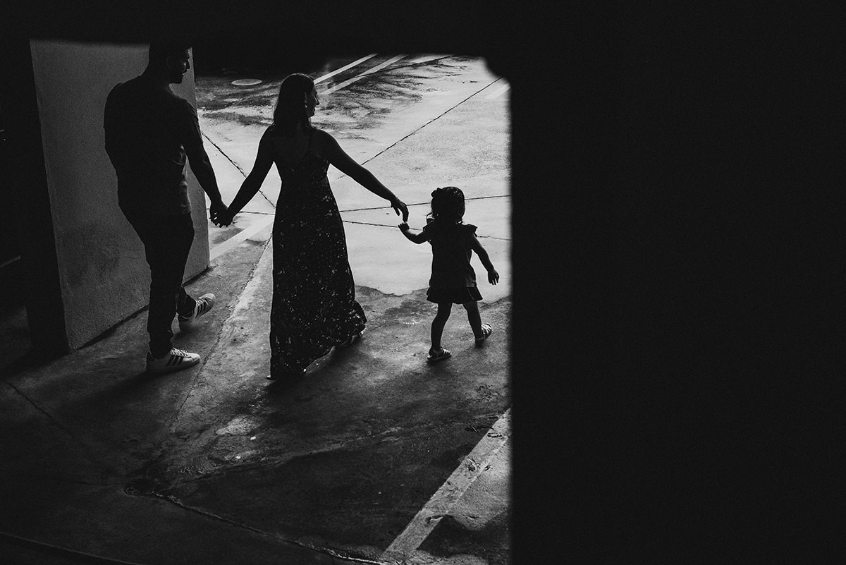 Fotografia de família lifestyle em São Paulo. Momentos espontâneos, conexão e memórias afetivas em casa. Sorrisos da Laurinha, carinho de Letícia e André, capturados com naturalidade. Cotidiano transformado em lembrança única que o tempo não apaga.