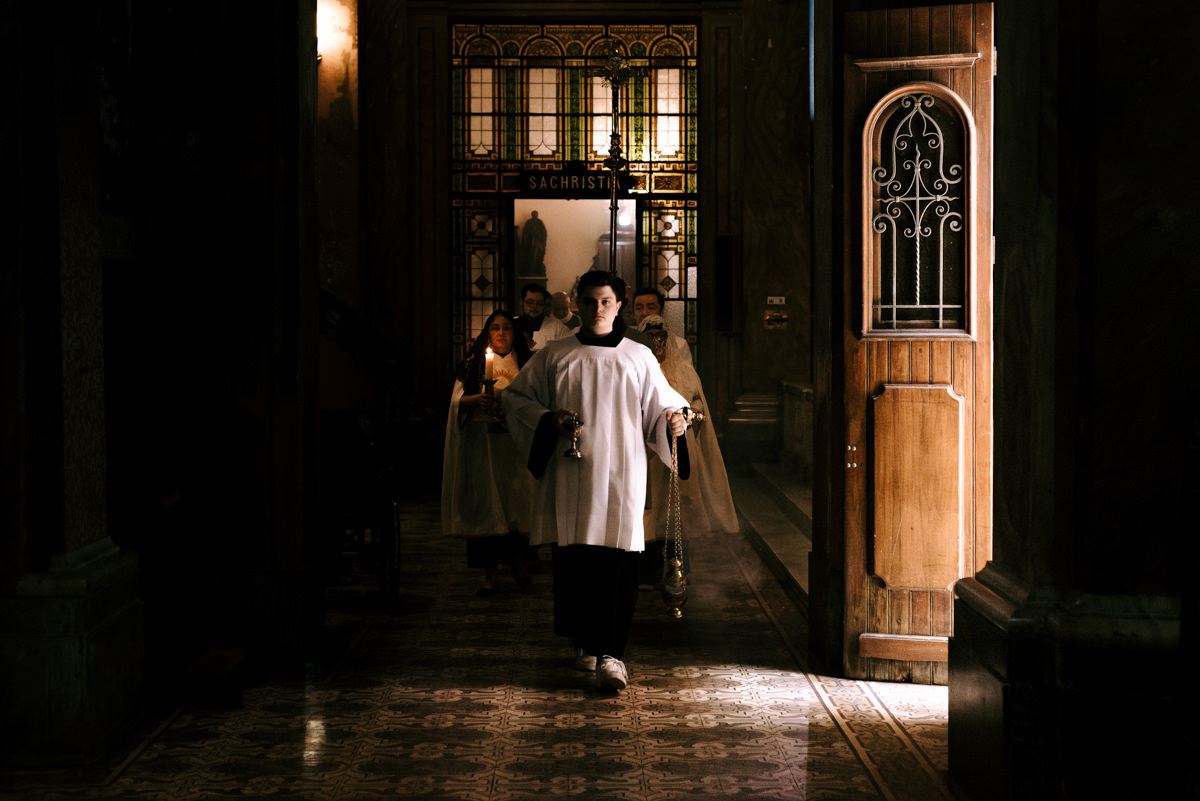 Batismo, fé, amor, família, conexão, emoção, bênção, luz natural, espontaneidade, instantes, verdade, detalhes, tradição, igreja, espiritualidade, narrativa visual, gestos, olhares, devoção, simbolismo, acolhimento, momentos reais, texturas
