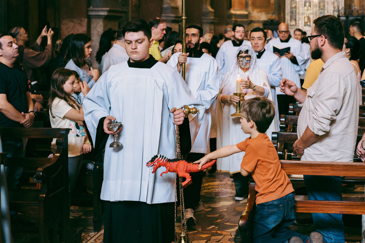 Batismo, fé, amor, família, conexão, emoção, bênção, luz natural, espontaneidade, instantes, verdade, detalhes, tradição, igreja, espiritualidade, narrativa visual, gestos, olhares, devoção, simbolismo, acolhimento, momentos reais, texturas
