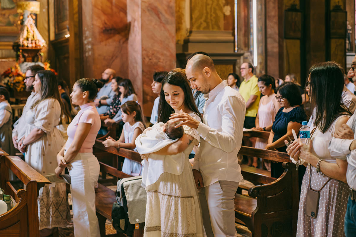 Batismo, fé, amor, família, conexão, emoção, bênção, luz natural, espontaneidade, instantes, verdade, detalhes, tradição, igreja, espiritualidade, narrativa visual, gestos, olhares, devoção, simbolismo, acolhimento, momentos reais, texturas