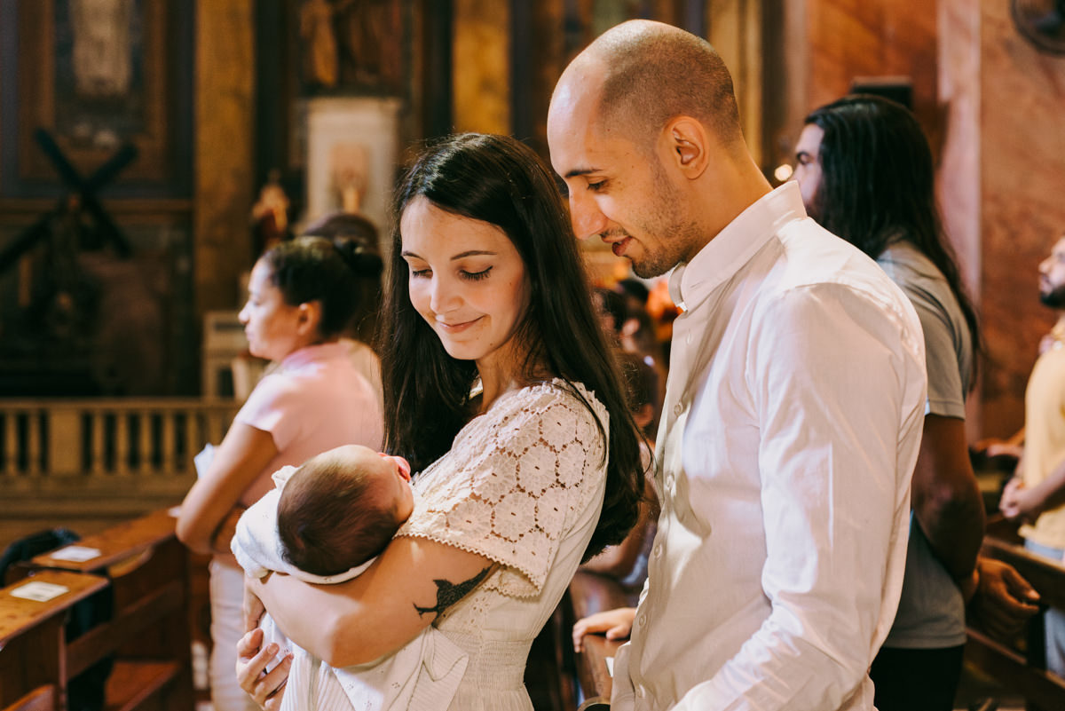 Batismo, fé, amor, família, conexão, emoção, bênção, luz natural, espontaneidade, instantes, verdade, detalhes, tradição, igreja, espiritualidade, narrativa visual, gestos, olhares, devoção, simbolismo, acolhimento, momentos reais, texturas