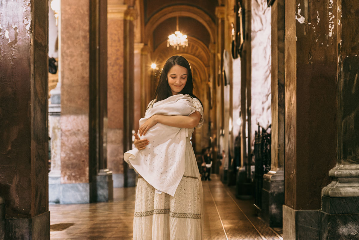 Batismo, fé, amor, família, conexão, emoção, bênção, luz natural, espontaneidade, instantes, verdade, detalhes, tradição, igreja, espiritualidade, narrativa visual, gestos, olhares, devoção, simbolismo, acolhimento, momentos reais, texturas