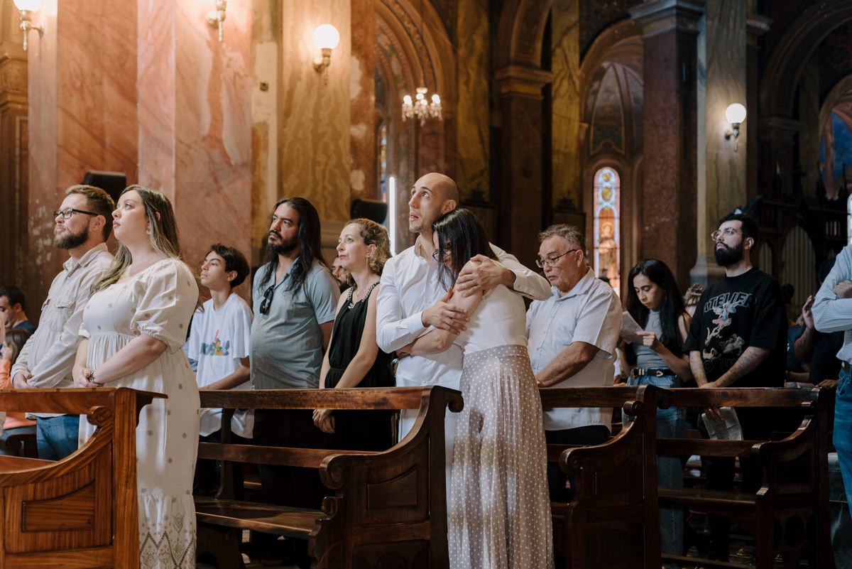Batismo, fé, amor, família, conexão, emoção, bênção, luz natural, espontaneidade, instantes, verdade, detalhes, tradição, igreja, espiritualidade, narrativa visual, gestos, olhares, devoção, simbolismo, acolhimento, momentos reais, texturas