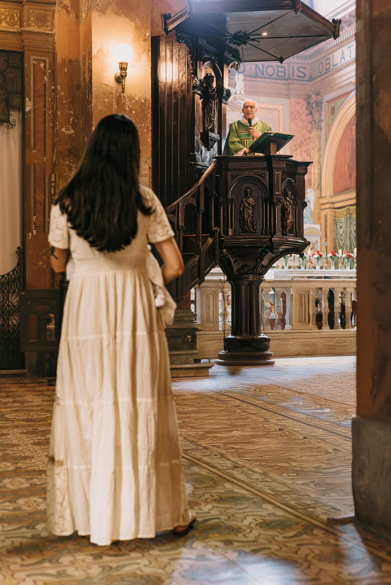 Batismo, fé, amor, família, conexão, emoção, bênção, luz natural, espontaneidade, instantes, verdade, detalhes, tradição, igreja, espiritualidade, narrativa visual, gestos, olhares, devoção, simbolismo, acolhimento, momentos reais, texturas