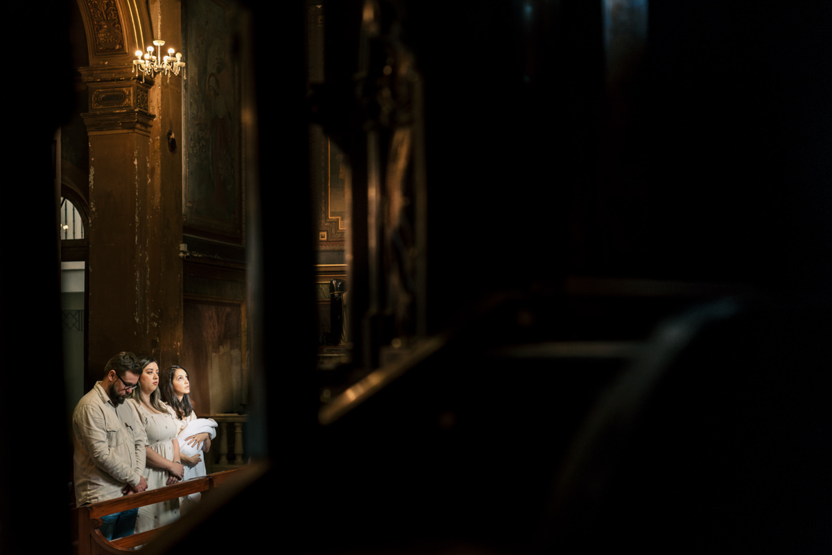 Batismo, fé, amor, família, conexão, emoção, bênção, luz natural, espontaneidade, instantes, verdade, detalhes, tradição, igreja, espiritualidade, narrativa visual, gestos, olhares, devoção, simbolismo, acolhimento, momentos reais, texturas