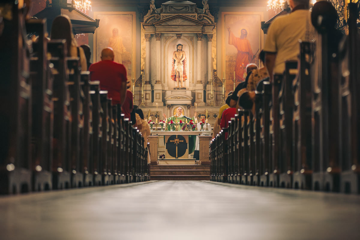Batismo, fé, amor, família, conexão, emoção, bênção, luz natural, espontaneidade, instantes, verdade, detalhes, tradição, igreja, espiritualidade, narrativa visual, gestos, olhares, devoção, simbolismo, acolhimento, momentos reais, texturas