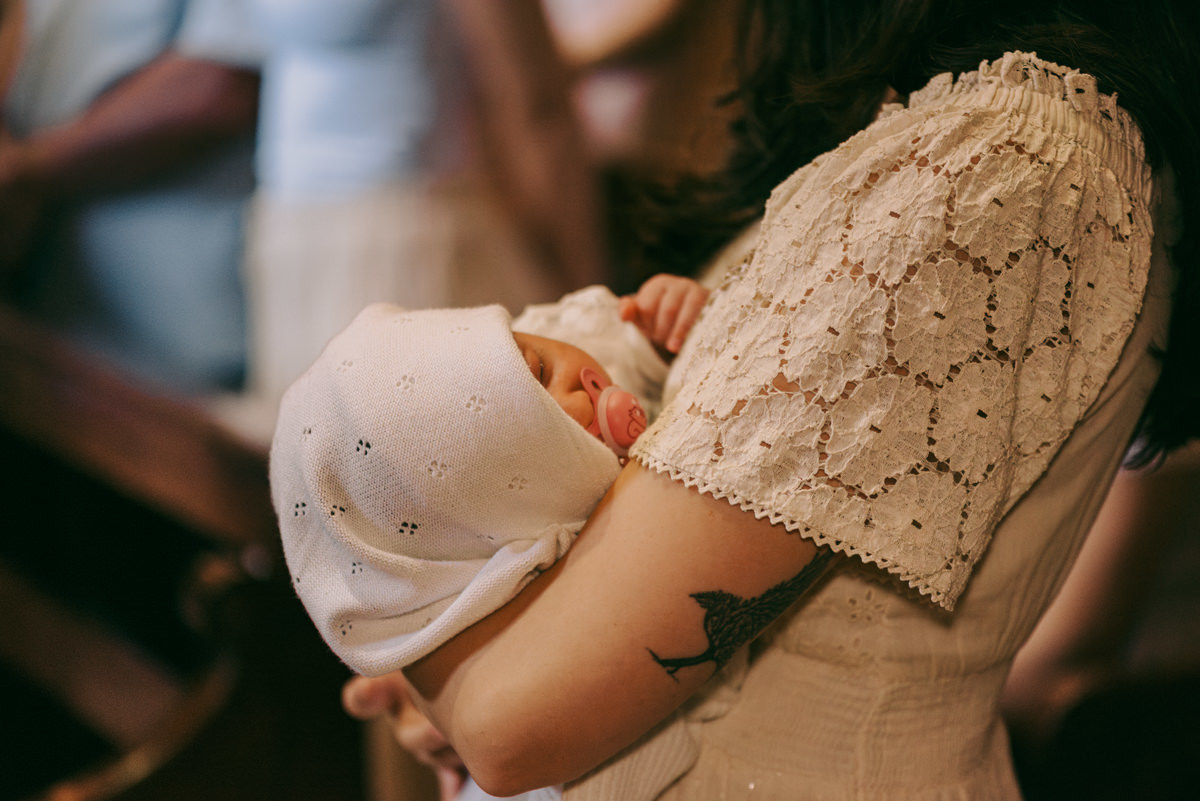 Batismo, fé, amor, família, conexão, emoção, bênção, luz natural, espontaneidade, instantes, verdade, detalhes, tradição, igreja, espiritualidade, narrativa visual, gestos, olhares, devoção, simbolismo, acolhimento, momentos reais, texturas