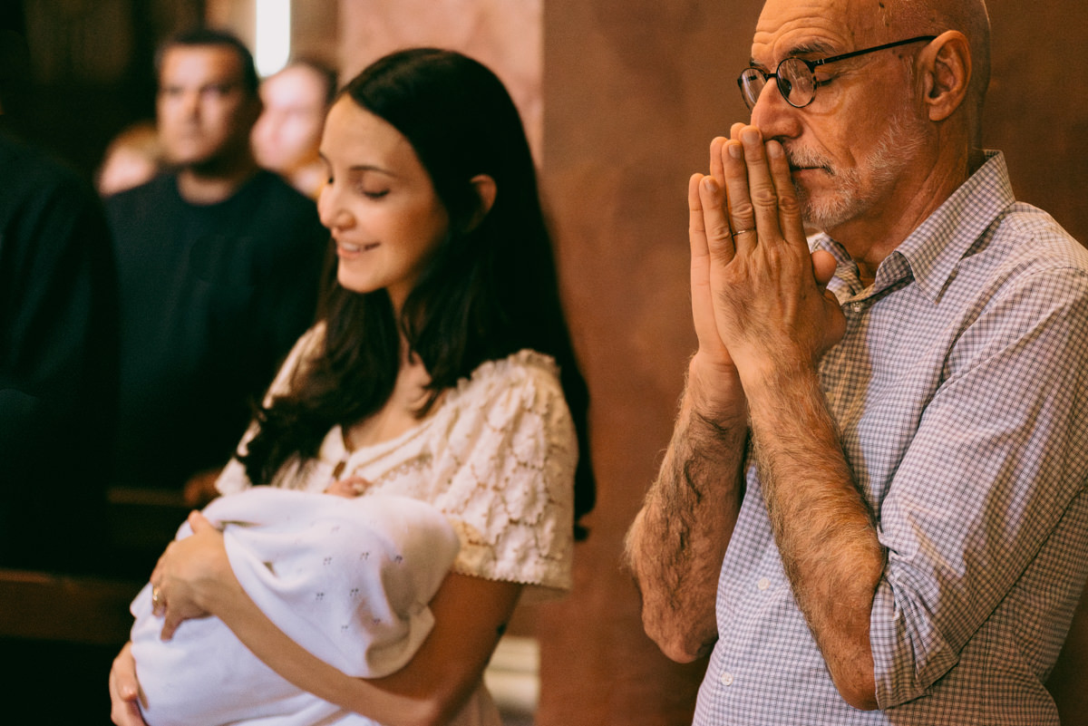 Batismo, fé, amor, família, conexão, emoção, bênção, luz natural, espontaneidade, instantes, verdade, detalhes, tradição, igreja, espiritualidade, narrativa visual, gestos, olhares, devoção, simbolismo, acolhimento, momentos reais, texturas