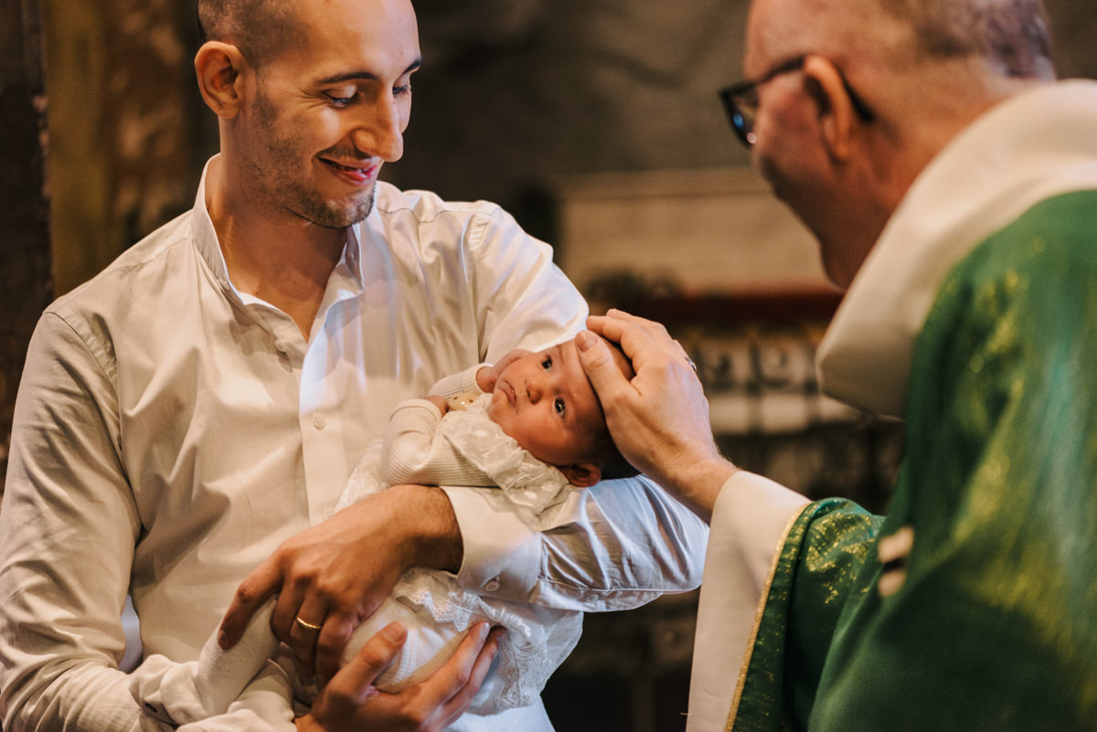Batismo, fé, amor, família, conexão, emoção, bênção, luz natural, espontaneidade, instantes, verdade, detalhes, tradição, igreja, espiritualidade, narrativa visual, gestos, olhares, devoção, simbolismo, acolhimento, momentos reais, texturas