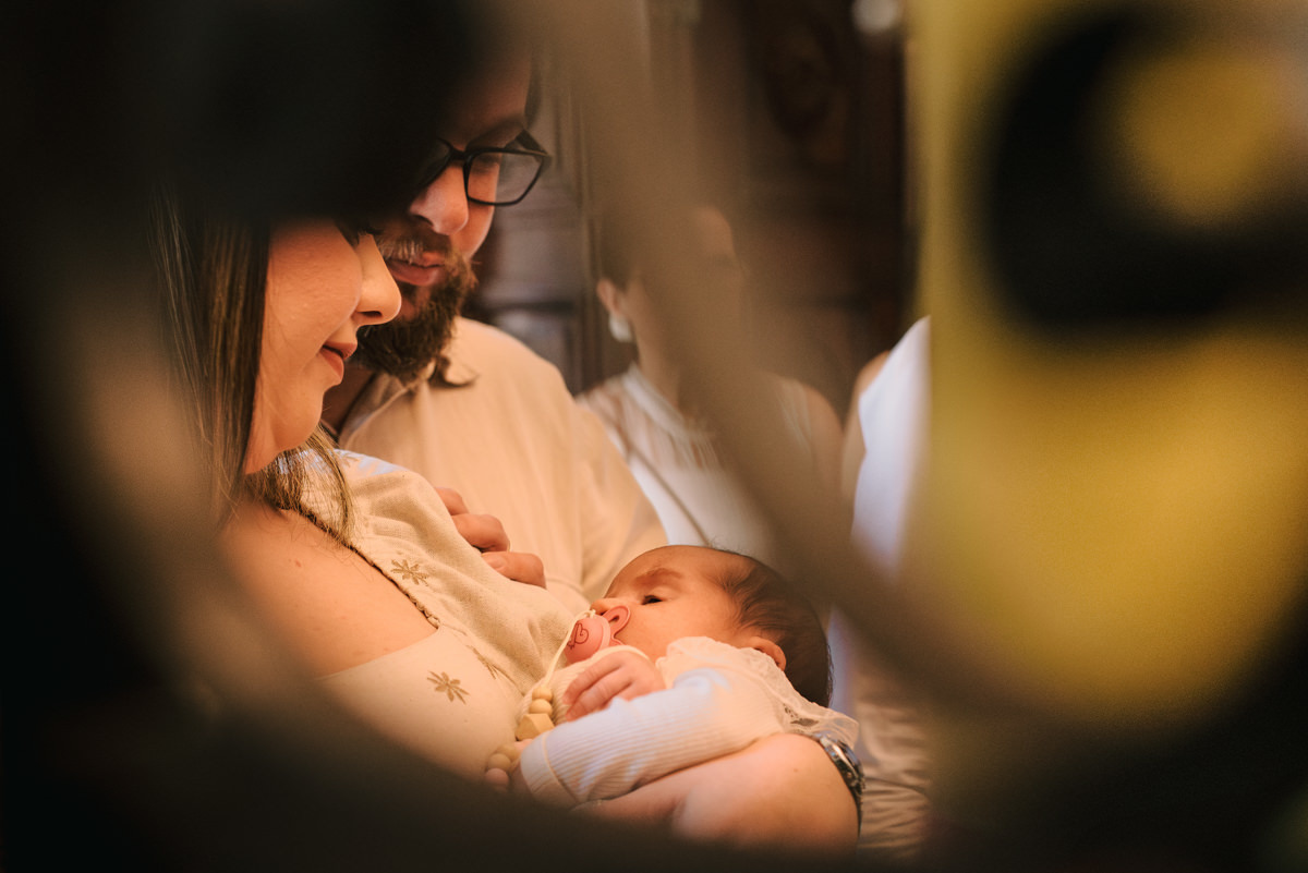 Batismo, fé, amor, família, conexão, emoção, bênção, luz natural, espontaneidade, instantes, verdade, detalhes, tradição, igreja, espiritualidade, narrativa visual, gestos, olhares, devoção, simbolismo, acolhimento, momentos reais, texturas
