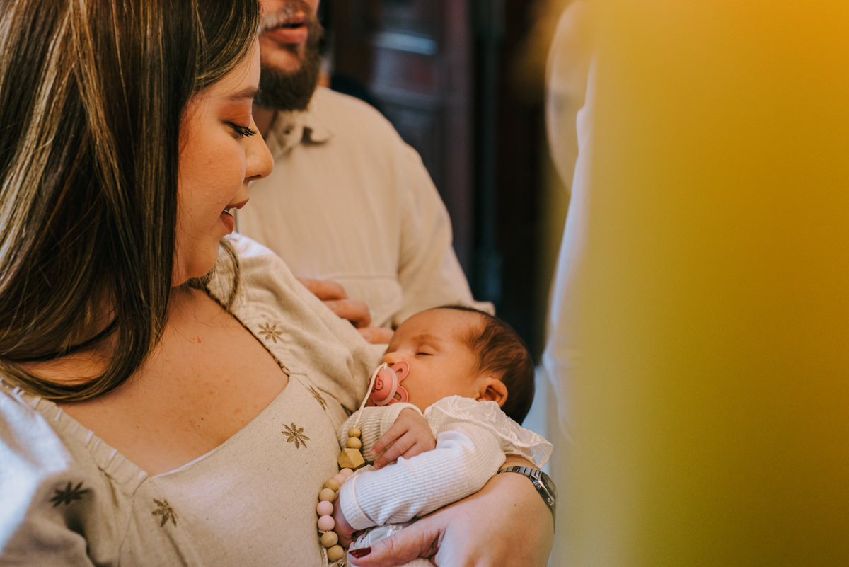 Batismo, fé, amor, família, conexão, emoção, bênção, luz natural, espontaneidade, instantes, verdade, detalhes, tradição, igreja, espiritualidade, narrativa visual, gestos, olhares, devoção, simbolismo, acolhimento, momentos reais, texturas