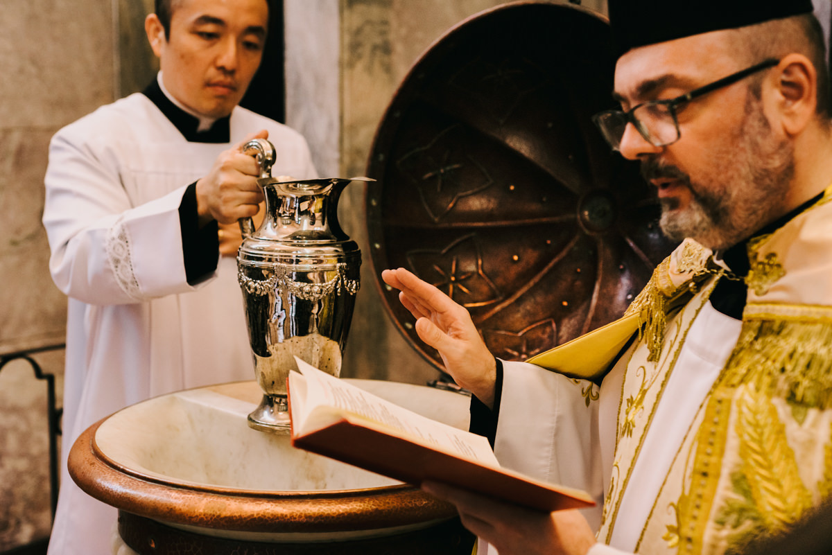 Batismo, fé, amor, família, conexão, emoção, bênção, luz natural, espontaneidade, instantes, verdade, detalhes, tradição, igreja, espiritualidade, narrativa visual, gestos, olhares, devoção, simbolismo, acolhimento, momentos reais, texturas
