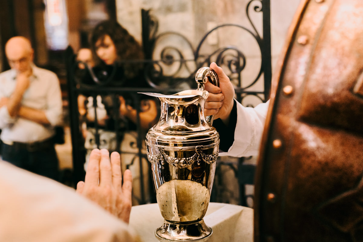 Batismo, fé, amor, família, conexão, emoção, bênção, luz natural, espontaneidade, instantes, verdade, detalhes, tradição, igreja, espiritualidade, narrativa visual, gestos, olhares, devoção, simbolismo, acolhimento, momentos reais, texturas