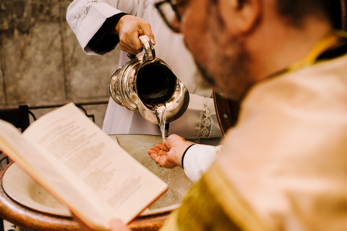Batismo, fé, amor, família, conexão, emoção, bênção, luz natural, espontaneidade, instantes, verdade, detalhes, tradição, igreja, espiritualidade, narrativa visual, gestos, olhares, devoção, simbolismo, acolhimento, momentos reais, texturas