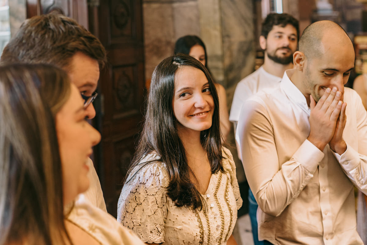 Batismo, fé, amor, família, conexão, emoção, bênção, luz natural, espontaneidade, instantes, verdade, detalhes, tradição, igreja, espiritualidade, narrativa visual, gestos, olhares, devoção, simbolismo, acolhimento, momentos reais, texturas