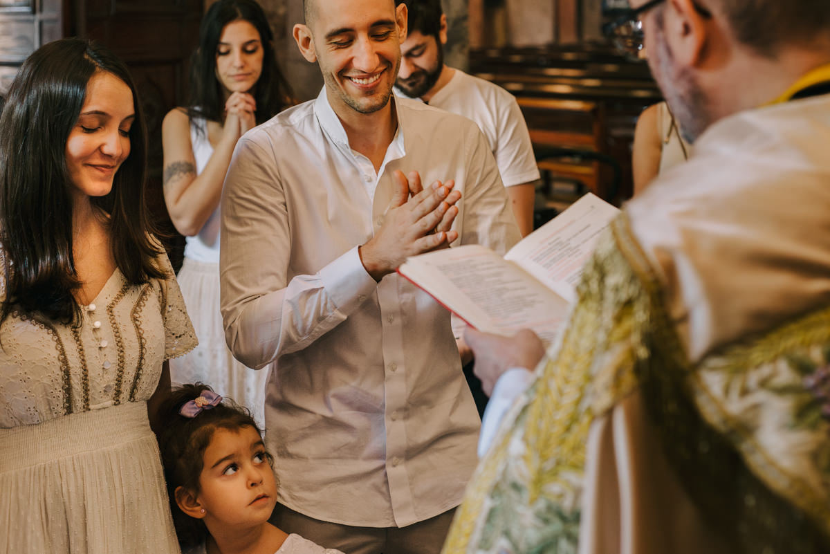 Batismo, fé, amor, família, conexão, emoção, bênção, luz natural, espontaneidade, instantes, verdade, detalhes, tradição, igreja, espiritualidade, narrativa visual, gestos, olhares, devoção, simbolismo, acolhimento, momentos reais, texturas