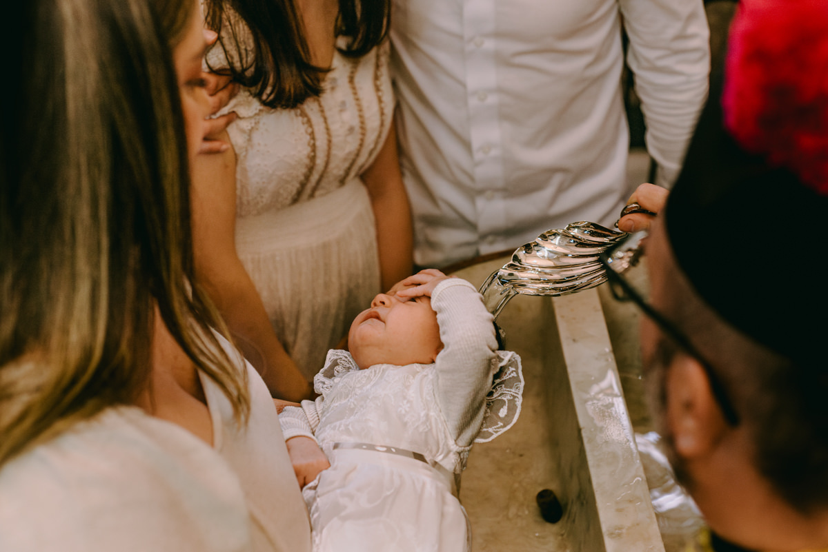 Batismo, fé, amor, família, conexão, emoção, bênção, luz natural, espontaneidade, instantes, verdade, detalhes, tradição, igreja, espiritualidade, narrativa visual, gestos, olhares, devoção, simbolismo, acolhimento, momentos reais, texturas