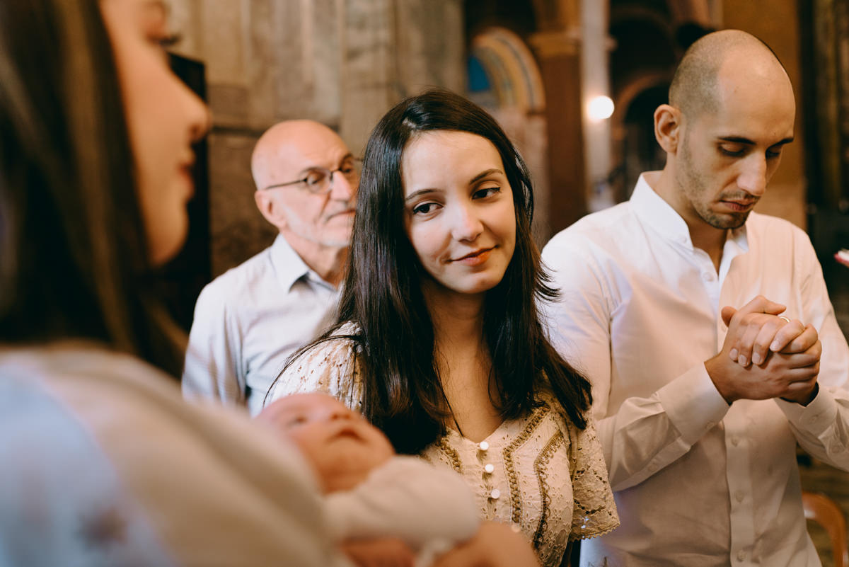 Batismo, fé, amor, família, conexão, emoção, bênção, luz natural, espontaneidade, instantes, verdade, detalhes, tradição, igreja, espiritualidade, narrativa visual, gestos, olhares, devoção, simbolismo, acolhimento, momentos reais, texturas