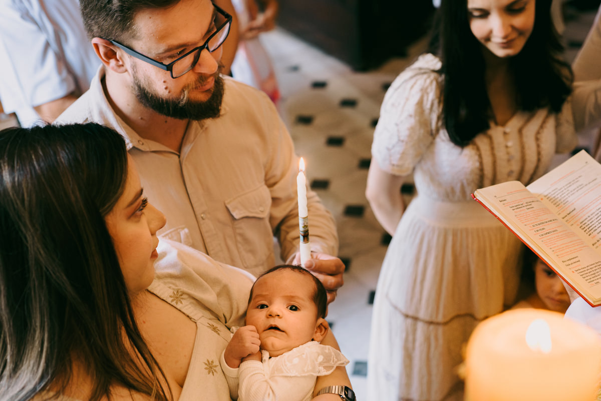 Batismo, fé, amor, família, conexão, emoção, bênção, luz natural, espontaneidade, instantes, verdade, detalhes, tradição, igreja, espiritualidade, narrativa visual, gestos, olhares, devoção, simbolismo, acolhimento, momentos reais, texturas