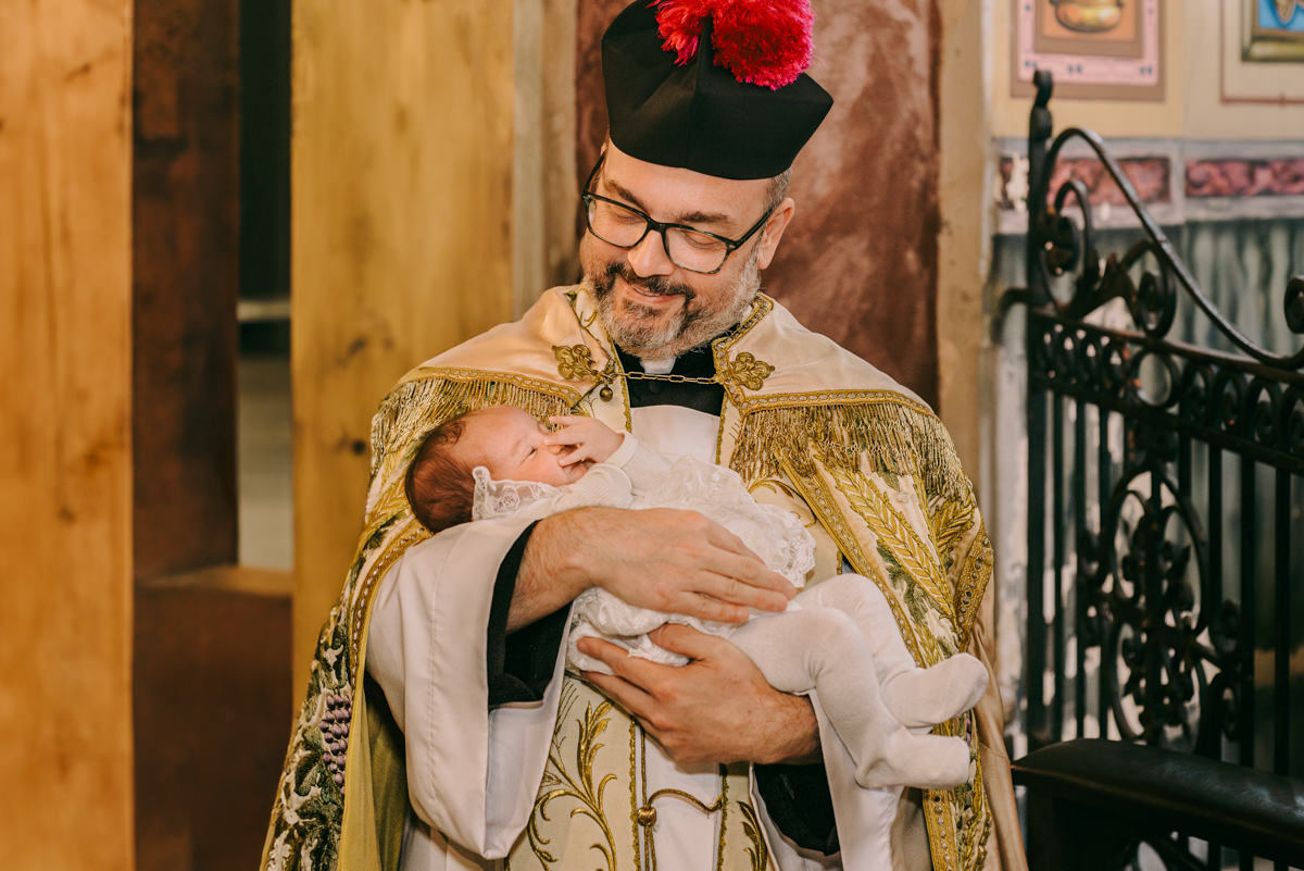 Batismo, fé, amor, família, conexão, emoção, bênção, luz natural, espontaneidade, instantes, verdade, detalhes, tradição, igreja, espiritualidade, narrativa visual, gestos, olhares, devoção, simbolismo, acolhimento, momentos reais, texturas
