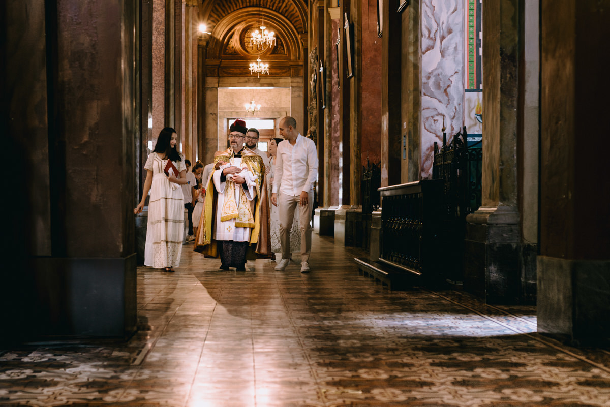 Batismo, fé, amor, família, conexão, emoção, bênção, luz natural, espontaneidade, instantes, verdade, detalhes, tradição, igreja, espiritualidade, narrativa visual, gestos, olhares, devoção, simbolismo, acolhimento, momentos reais, texturas