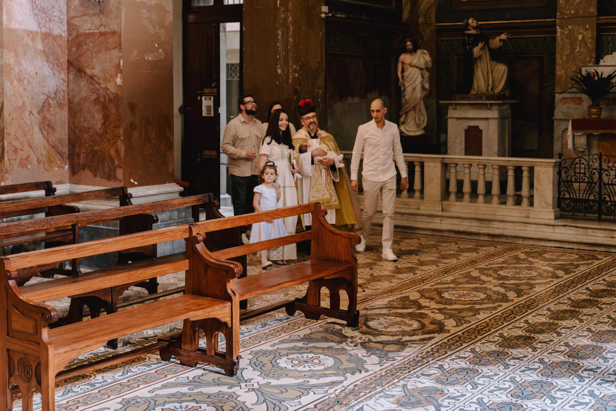 Batismo, fé, amor, família, conexão, emoção, bênção, luz natural, espontaneidade, instantes, verdade, detalhes, tradição, igreja, espiritualidade, narrativa visual, gestos, olhares, devoção, simbolismo, acolhimento, momentos reais, texturas