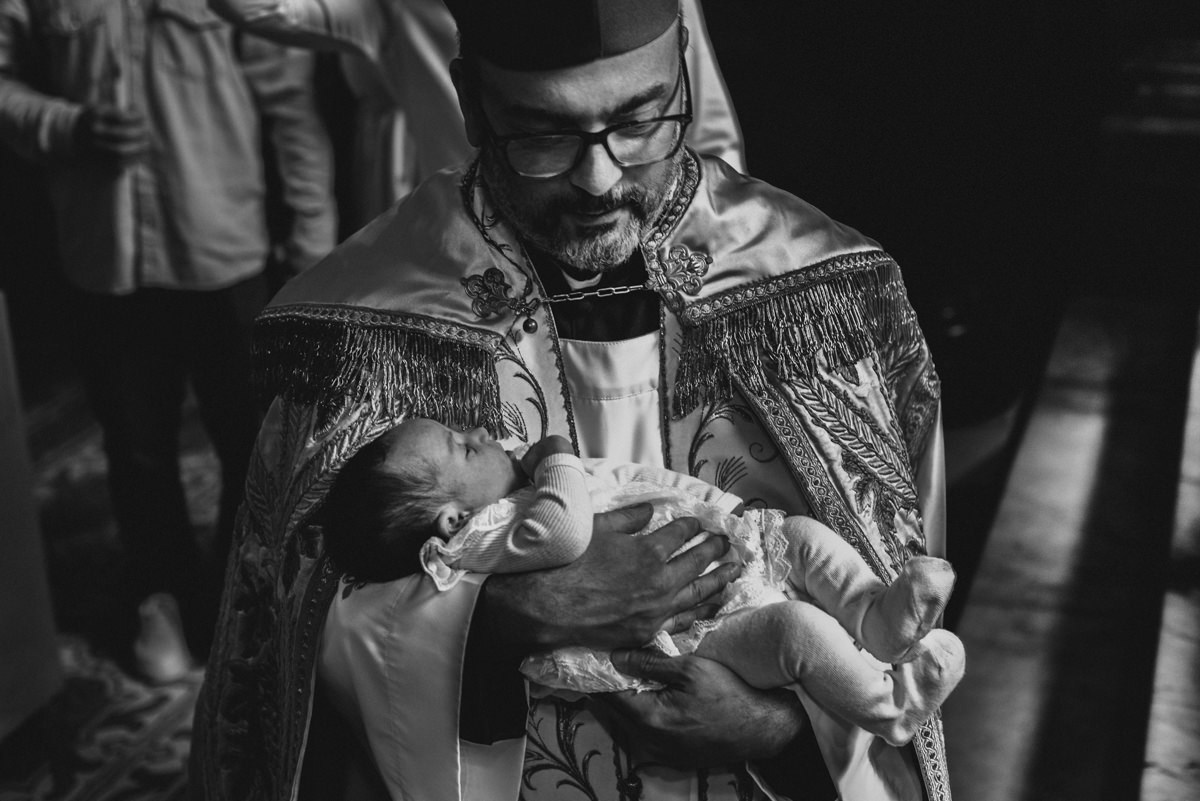 Batismo, fé, amor, família, conexão, emoção, bênção, luz natural, espontaneidade, instantes, verdade, detalhes, tradição, igreja, espiritualidade, narrativa visual, gestos, olhares, devoção, simbolismo, acolhimento, momentos reais, texturas